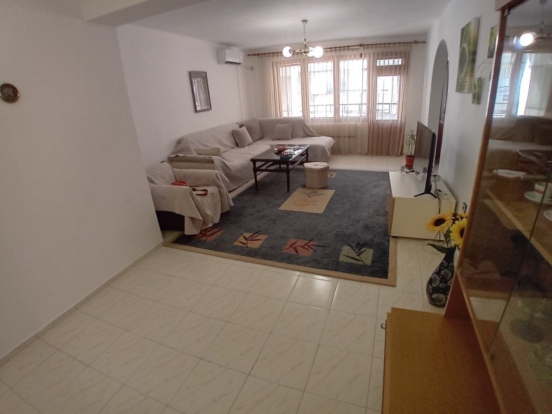 Para alugar  2 quartos Plovdiv , Karchiiaka , 110 m² | 45366463