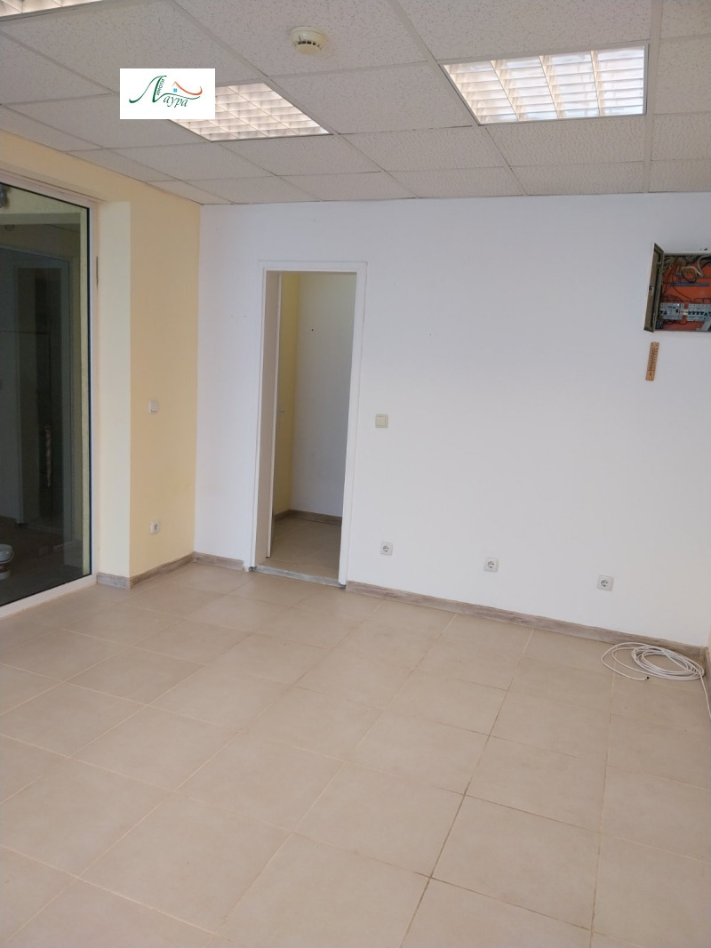 Дава под наем ОФИС, гр. Шумен, Център, снимка 2 - Офиси - 53270715