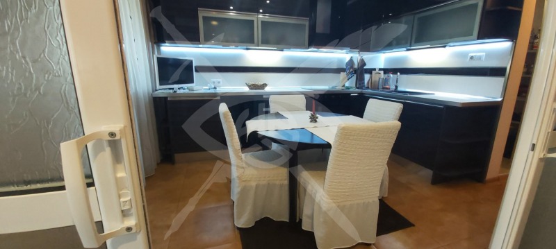 Дава под Наем МНОГОСТАЕН в град Варна, ВИНС-Червен площад - 170 кв.м / 1 350 € » 2 640.37 лв., ЕКС НВД ООД