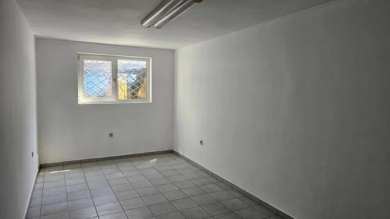 Дава под Наем ОФИС в град Варна, Зимно кино Тракия - 97 кв.м / 500 € » 977.92 лв., ТИТАН ПРОПЪРТИС ВАРНА