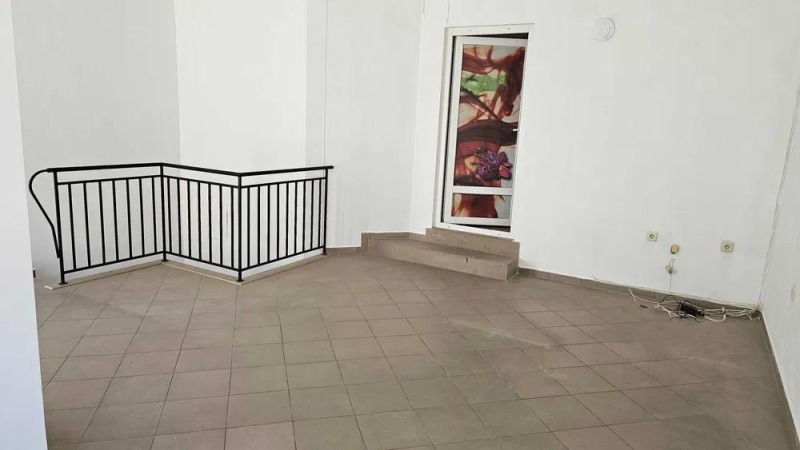 Дава под наем ОФИС, гр. Варна, Зимно кино Тракия, снимка 2 - Офиси - 52836928