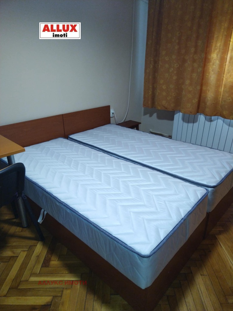 Дава под нем  1-стаен, град Русе, Център •  350 лв. • ID 33317846 — holmes.bg - [1] 