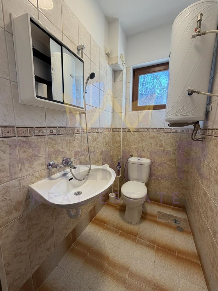 Дава под наем ЕТАЖ ОТ КЪЩА, гр. Варна, Бриз, снимка 9 - Етаж от къща - 53164363